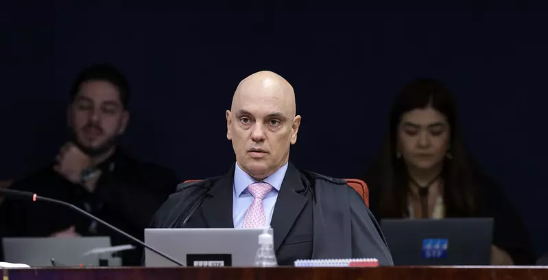 Bolsonaro não estava na invasão de 8/1, mas deve responder por ela, diz Moraes