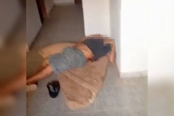 Criança passa a noite com o corpo do pai, morto por matador de aluguel (vídeo)