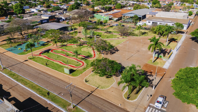 Vereador Lê pede construção de banheiro público na praça Tancredo Neves