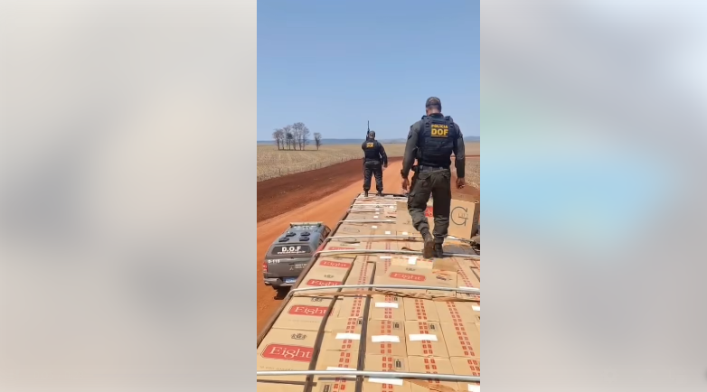 DOF apreende carreta com R$ 2,2 milhões em cigarros e agrotóxicos contrabandeados do Paraguai