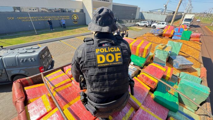 DOF apreende mais de 15 toneladas de drogas em meio a carregamento de milho