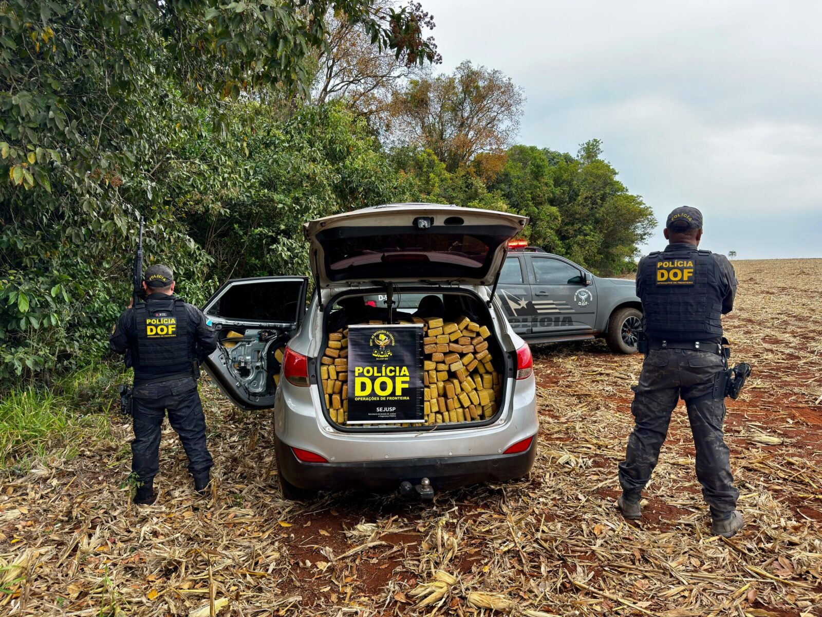 DOF apreende quase 900 quilos de drogas em carro roubado em Campo Grande