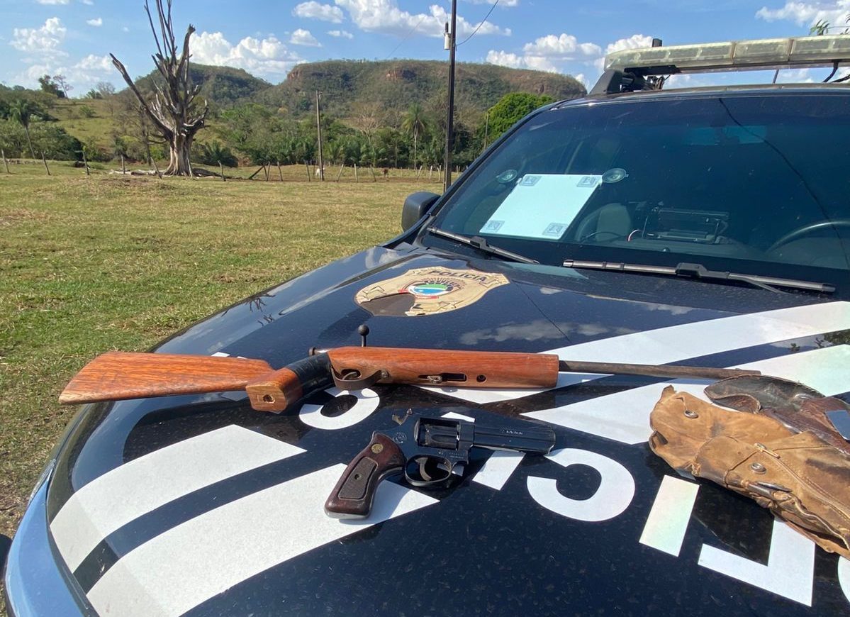 Durante cumprimento de mandado, policiais civis encontram armas em propriedade rural de São Gabriel do Oeste