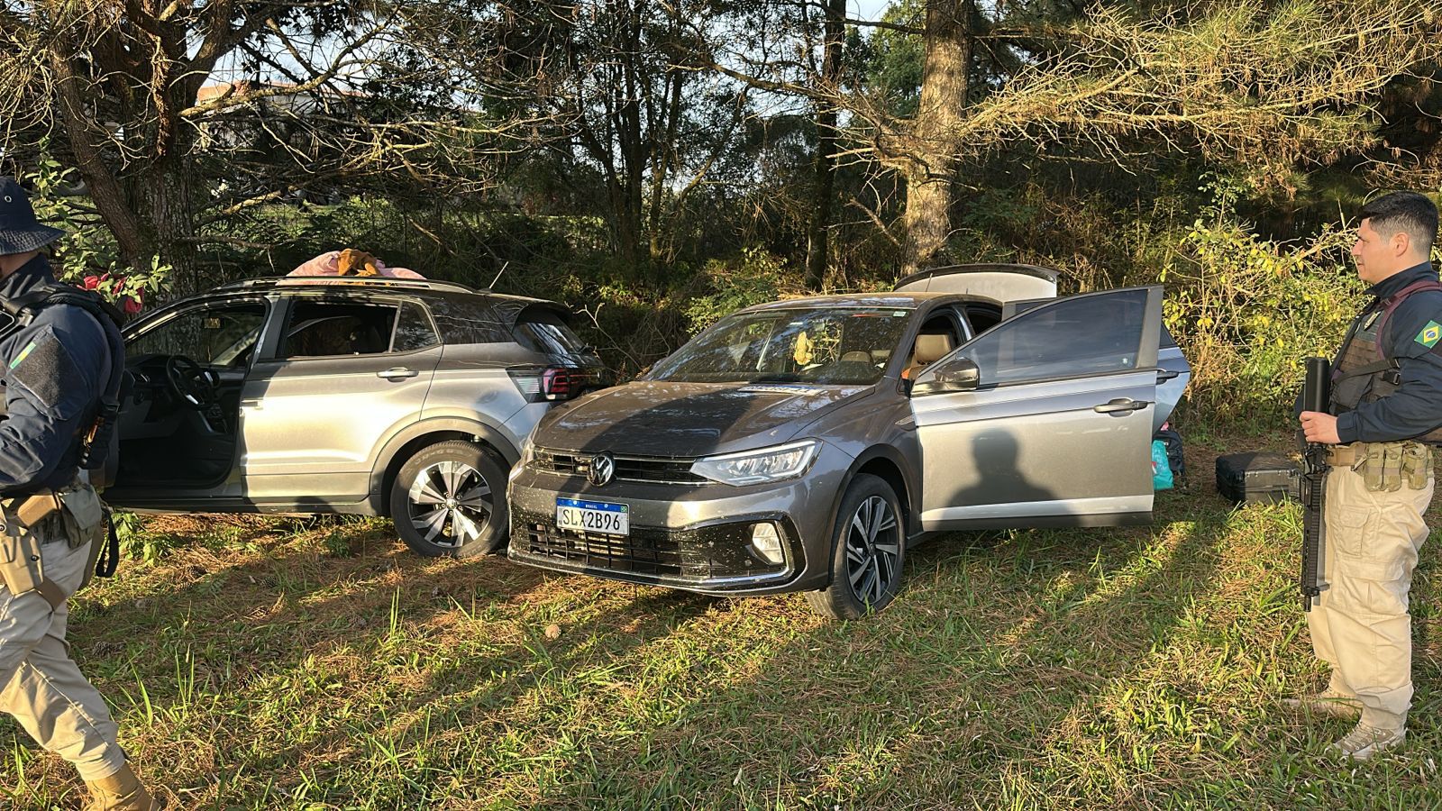 Polícia Civil e PRF recuperam veículos furtados na Capital, prendem criminosos e apreendem arma de fogo