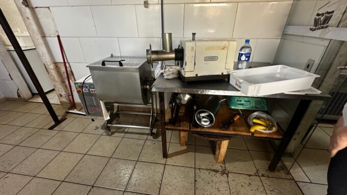 Polícia Civil realiza operação em Terenos e autua proprietário de açougue por venda de carne manipulada sem autorização