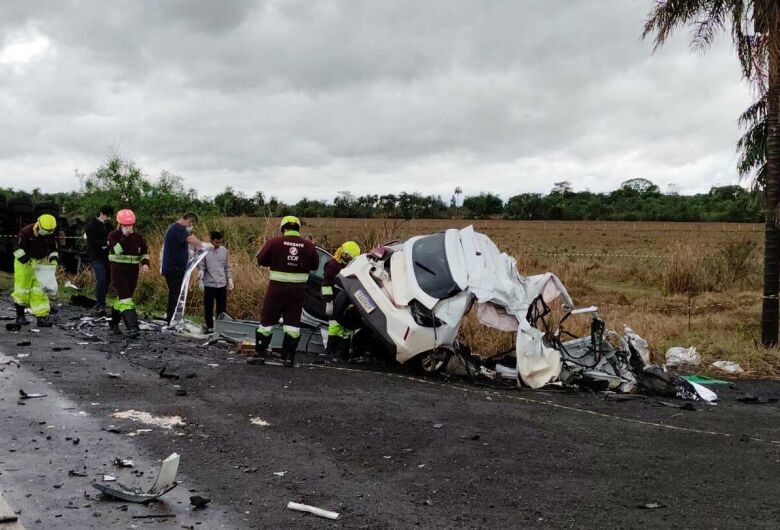 Identificada vítima de batida com carreta que deixou carro partido ao meio em Douradina