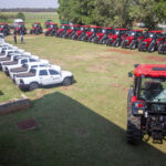 O governador Eduardo Riedel realiza entrega de equipamentos agrícolas para 28 municípios do MS