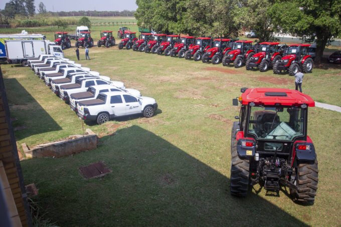 O governador Eduardo Riedel realiza entrega de equipamentos agrícolas para 28 municípios do MS