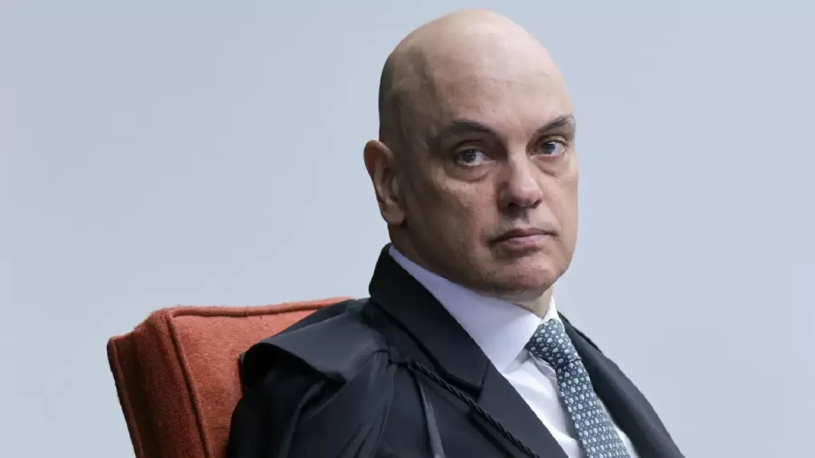 Moraes reconhece erro judicial e concede liberdade provisória a réu do 8/1