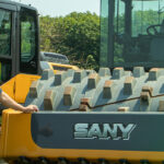 Sidrolândia recebe novo rolo compactador para reforçar manutenção das estradas rurais