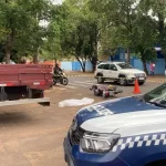 VÍDEO: mulher cai de moto e morre atropelada por caminhão em Campo Grande