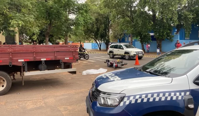 VÍDEO: mulher cai de moto e morre atropelada por caminhão em Campo Grande