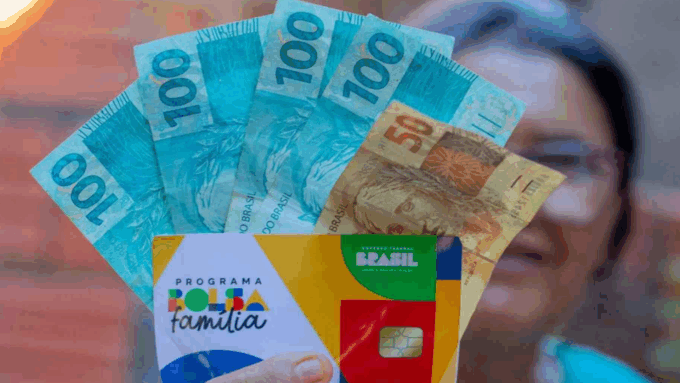 Bolsa Família: beneficiários com NIS final 3 recebem parcela de outubro nesta quarta-feira
