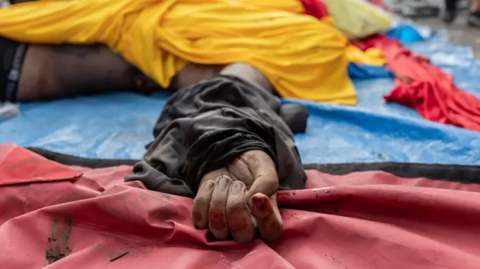 Moradores recuperam mais de 60 corpos em mata no Rio; mortos passam de 100