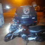 Motociclista foge da polícia, cai em estrada rural e é detido sem habilitação no Quebra Coco