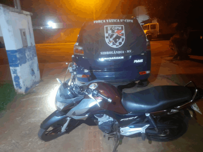 Motociclista foge da polícia, cai em estrada rural e é detido sem habilitação no Quebra Coco