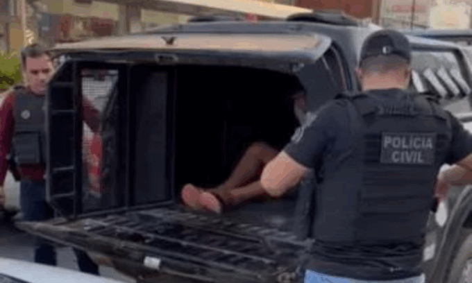 Homem é preso após arrancar orelha do pai com mordida