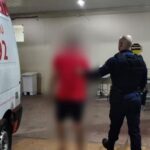 Homem rouba carro da irmã para ir ao motel e é mordido no pênis por cachorro