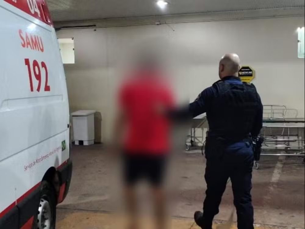 Homem rouba carro da irmã para ir ao motel e é mordido no pênis por cachorro