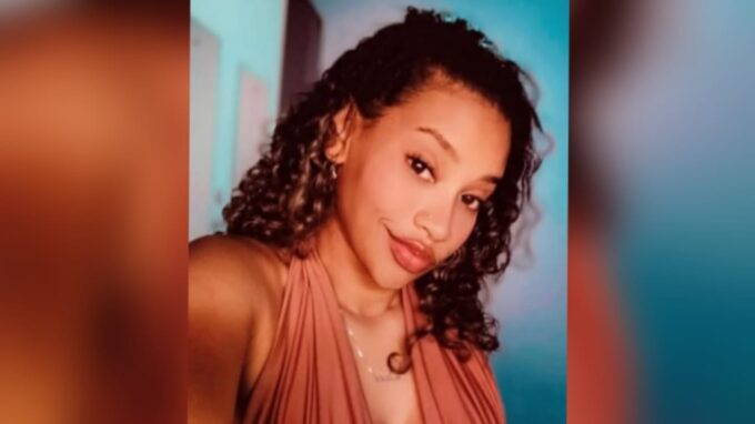 Jovem atropelada por motociclista recebe alta e inicia recuperação em casa