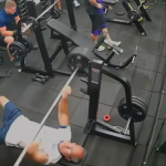 Vídeo: homem morre após ser atingido por barra de supino em academia