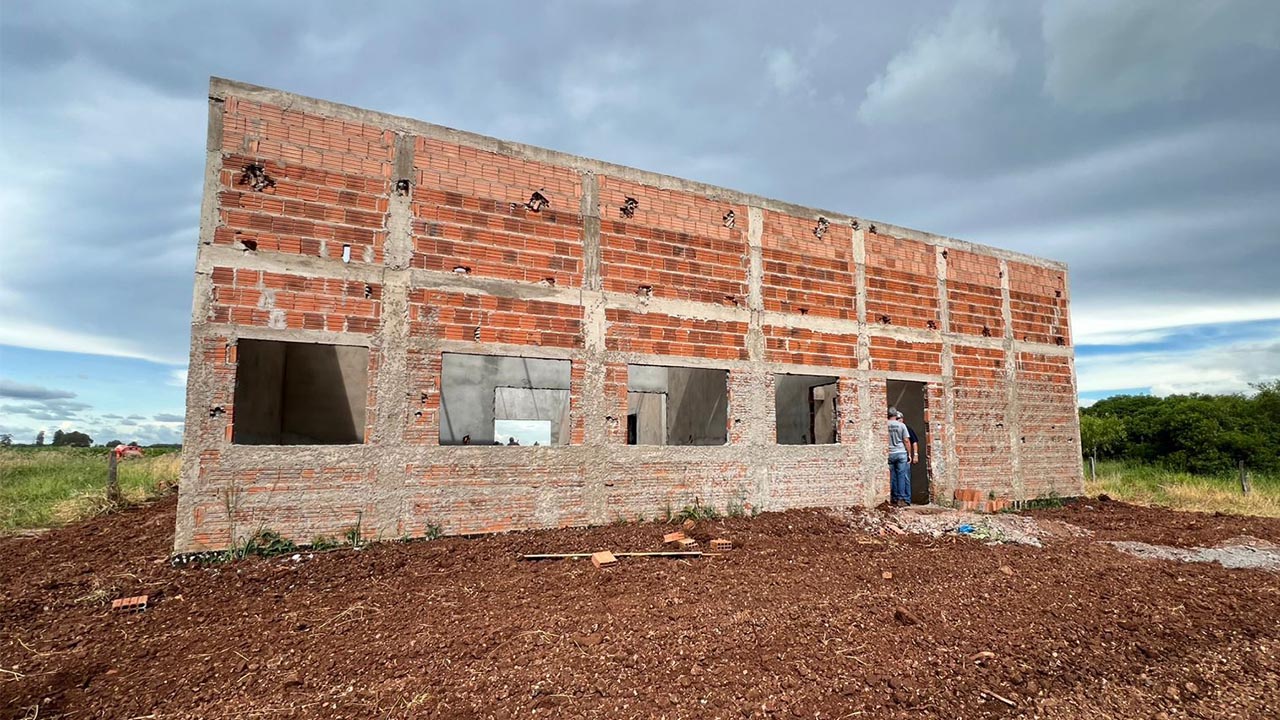 Prefeito Rodrigo Basso acompanha obras da nova escola no Assentamento Valinhos