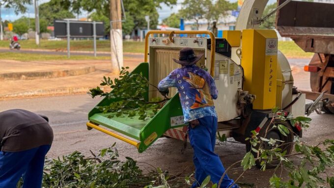 Prefeitura de Jardim realiza poda de árvores e reforça segurança em frente à Escola APP