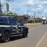 Taxista esfaqueia esposa grávida no pescoço e é capturado em fuga pela polícia