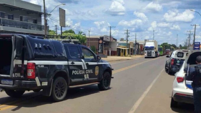 Taxista esfaqueia esposa grávida no pescoço e é capturado em fuga pela polícia
