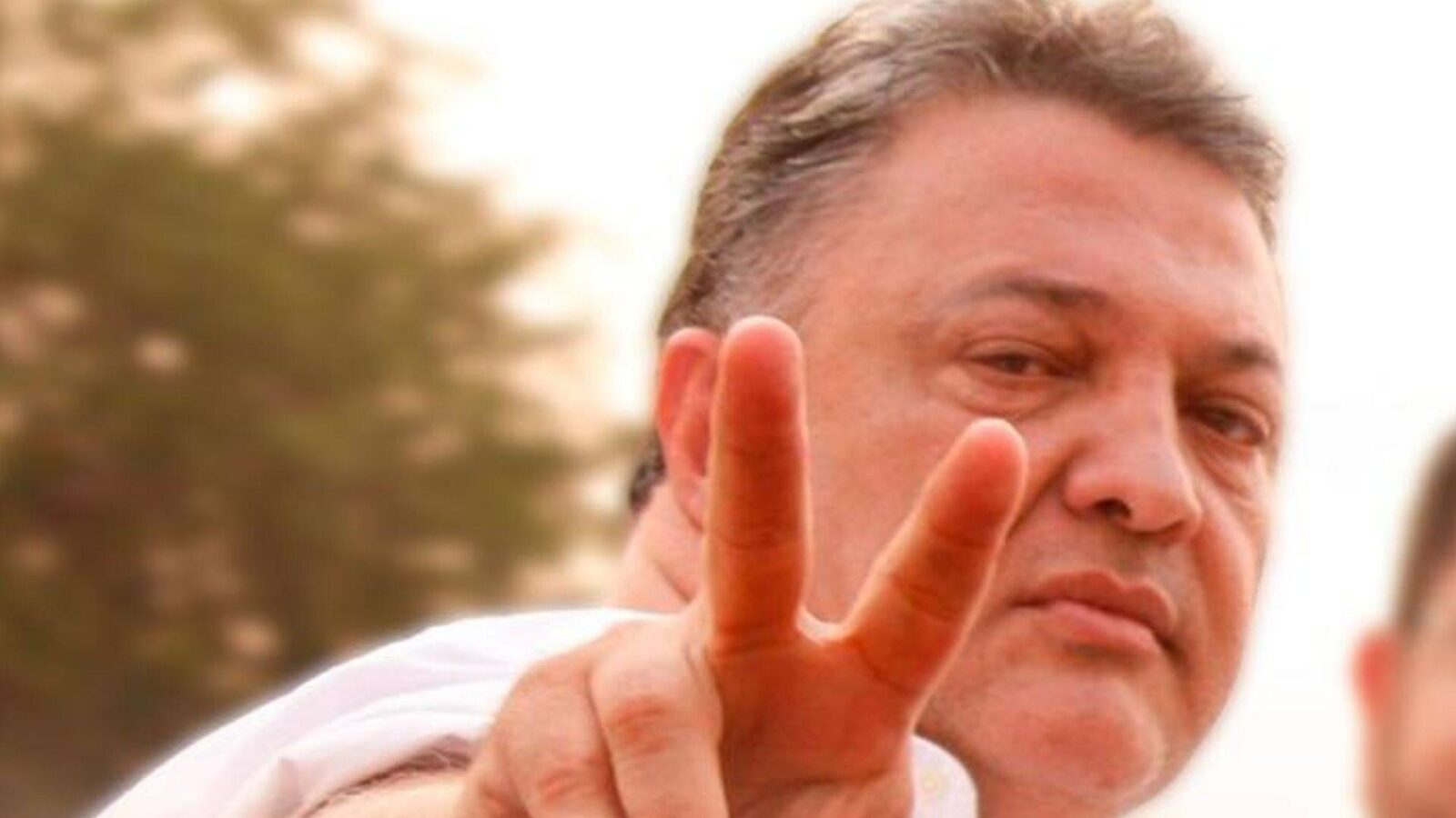 Prefeito de Ladário proíbe uso de celular por servidores durante expediente