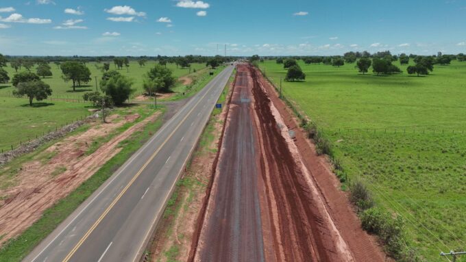 Com equipes distribuídas ao longo da via, BR-163 permanece em obra nesta terça-feira