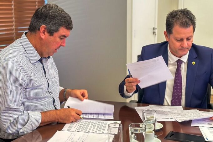 Projeto que cria sistema de coleta de embalagens veterinárias é entregue ao governador