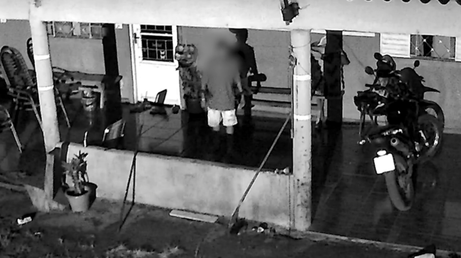 VÍDEO: Horas após série de crimes e confronto, suspeito furta moto no distrito de Capão Seco