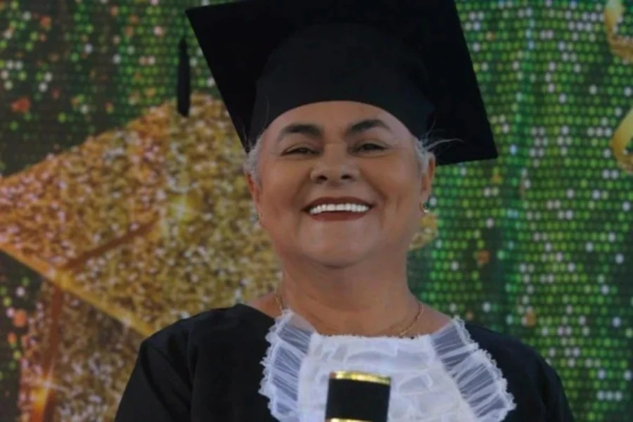 Mulher entra na universidade aos 65 anos após ser proibida pelo marido