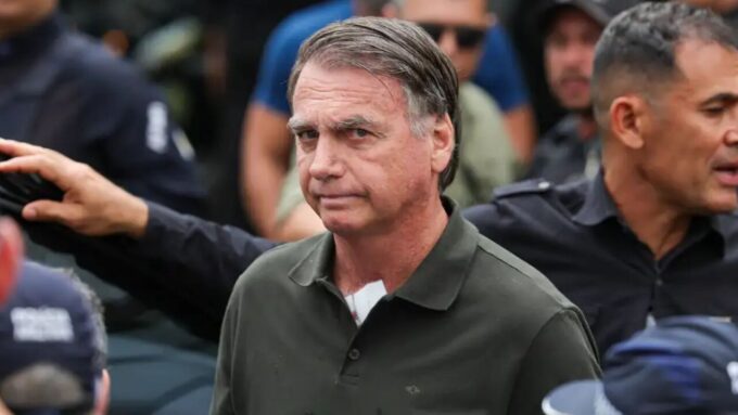 Bolsonaro está com pressão estabilizada após mal-estar, diz Michelle