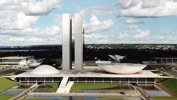 Congresso aprova salários de até R$ 77 mil e mais folgas para servidores