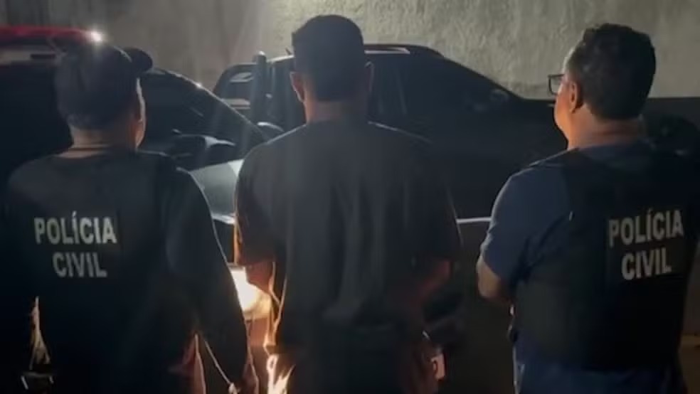 Homem é preso após ser flagrado pela esposa abusando da enteada