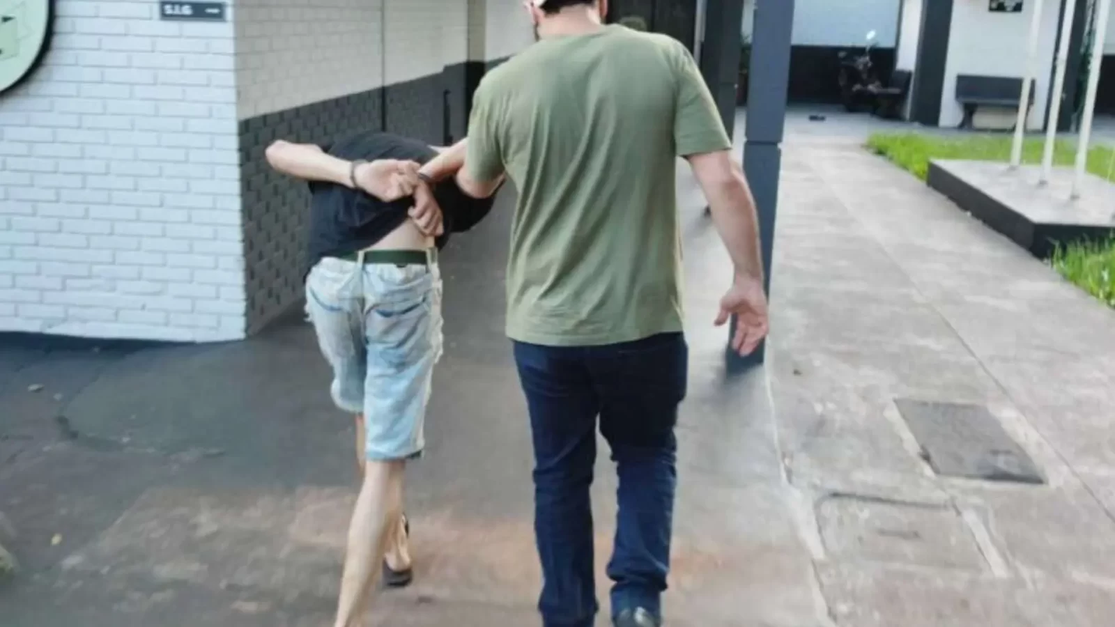 Bebê de 1 ano levou chute do padrasto e mordida da mãe por não parar de chorar em Dourados