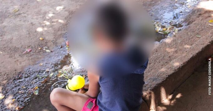 Menino de 11 anos procura delegacia sozinho e mãe é presa por maus-tratos em Ribas do Rio Pardo