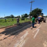 Operação Tapa-Buraco avança em Nioaque; avenida com problemas a mais de 20 anos está na etapa atual