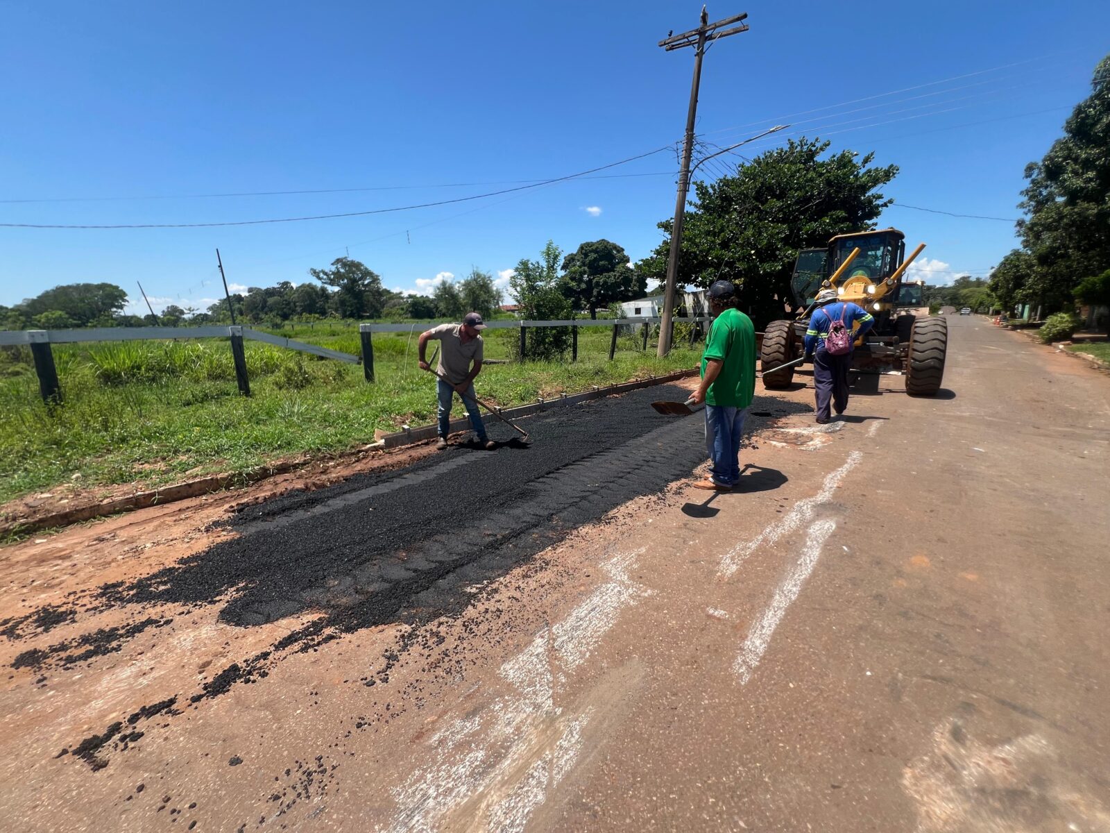 Operação Tapa-Buraco avança em Nioaque; avenida com problemas a mais de 20 anos está na etapa atual