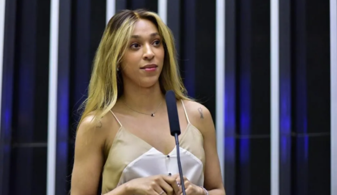Justiça livra estudante denunciada por Erika Hilton após fala sobre mulheres trans