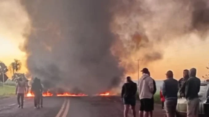 Indígenas de 9 aldeias bloqueiam MS-162 e pedem recapeamento em trecho de acidente com morte