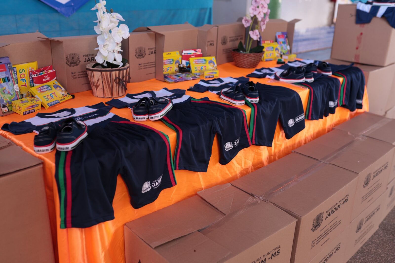 Alunos da Rede Municipal de Ensino recebem kits escolares em Jardim