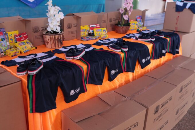 Alunos da Rede Municipal de Ensino recebem kits escolares em Jardim