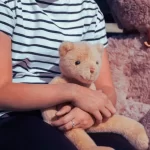 Idoso é flagrado tentando estuprar enteada de 7 anos no banho em Naviraí