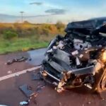 Carro bate na traseira de caminhão e motorista fica preso às ferragens na MS-060 (vídeo)