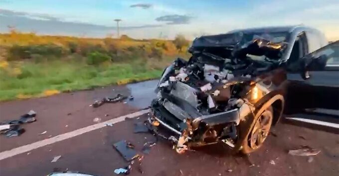 Carro bate na traseira de caminhão e motorista fica preso às ferragens na MS-060 (vídeo)