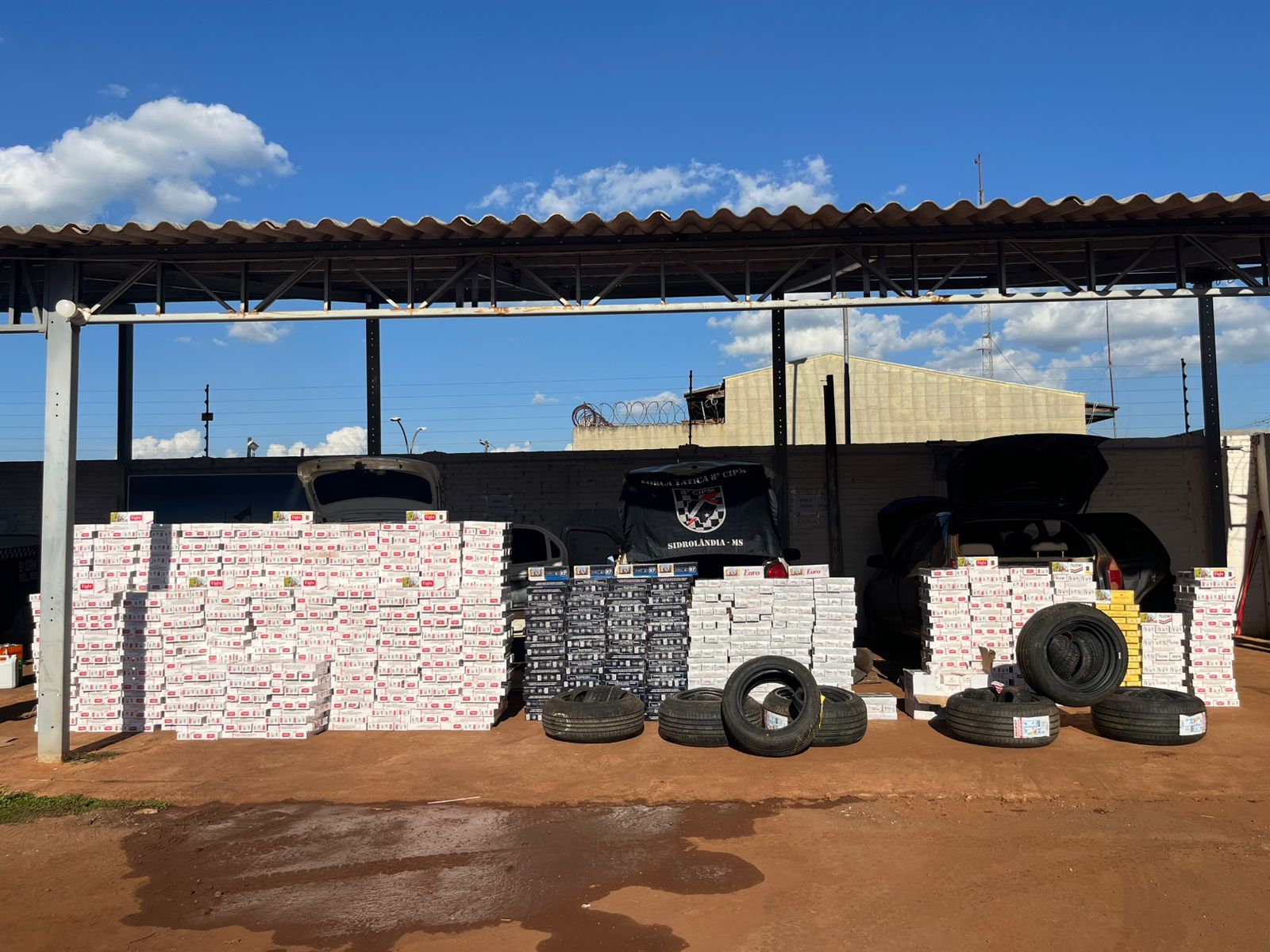 Força Tática intercepta comboio do contrabando e apreende veículos carregados com cigarros e pneus na MS-258