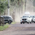 Flávio Bolsonaro adianta voo e dribla imprensa na chegada a Campo Grande